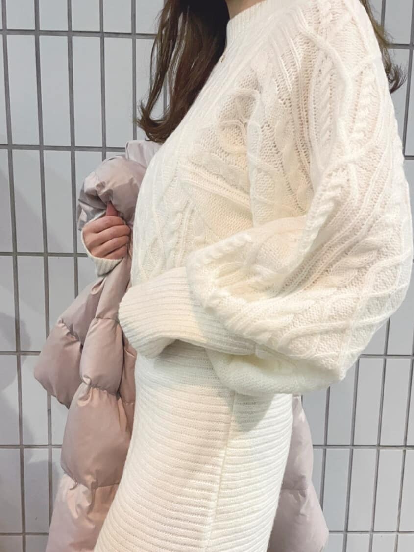 ホワイト系のワンピース、ブラック系のブーツを着用したレディースの秋コーディネートの5枚目の写真