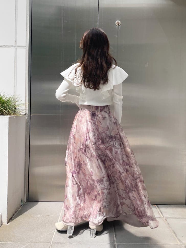 ホワイト系のハンドバッグ、ピンク系のスカート、ホワイト系のニット/セーターを着用したレディースの秋コーディネートの8枚目の写真