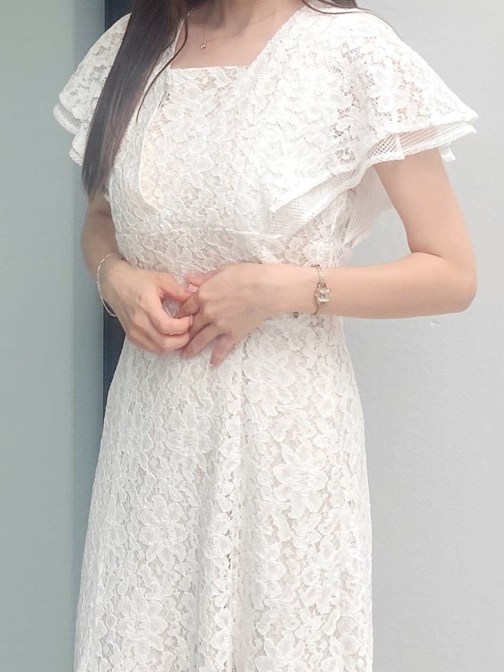 ホワイト系のサンダル、ホワイト系のドレスを着用したレディースの夏コーディネートの6枚目の写真