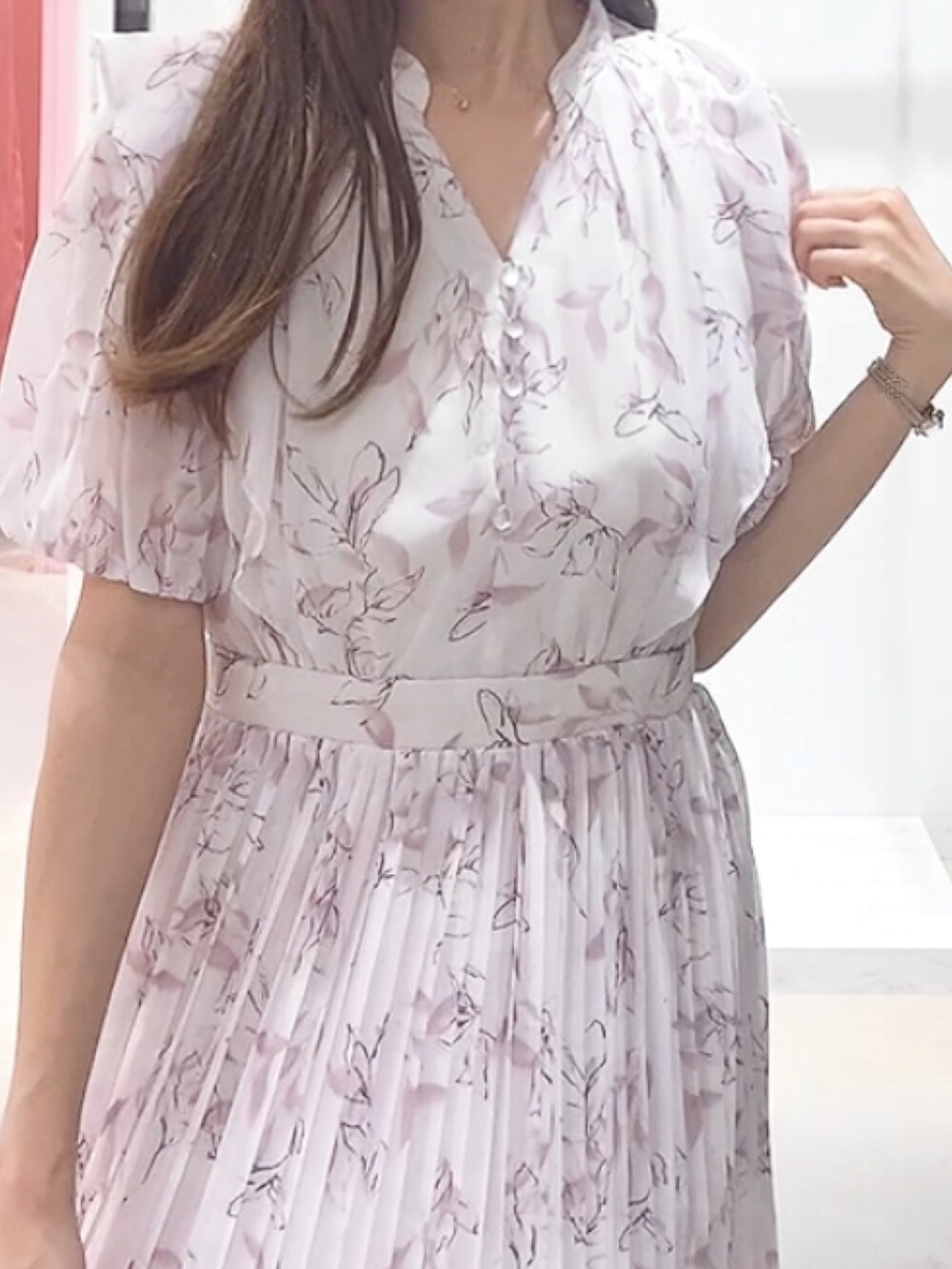 ピンク系のワンピース、ホワイト系のハンドバッグを着用したレディースの夏コーディネートの5枚目の写真