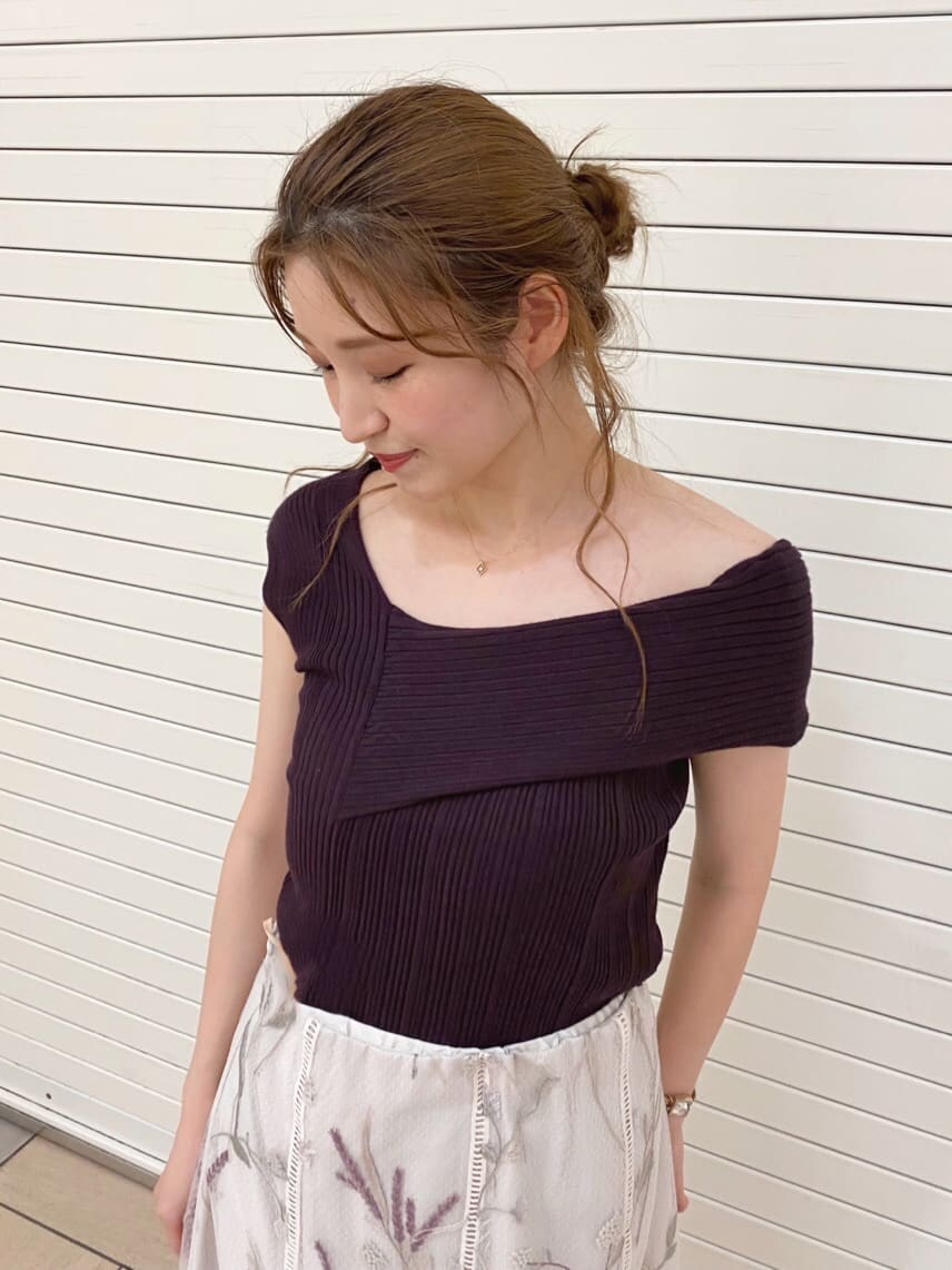 ホワイト系のスカート、ブラウン系のサンダル、ブラウン系のニット/セーターを着用したレディースの夏コーディネートの3枚目の写真