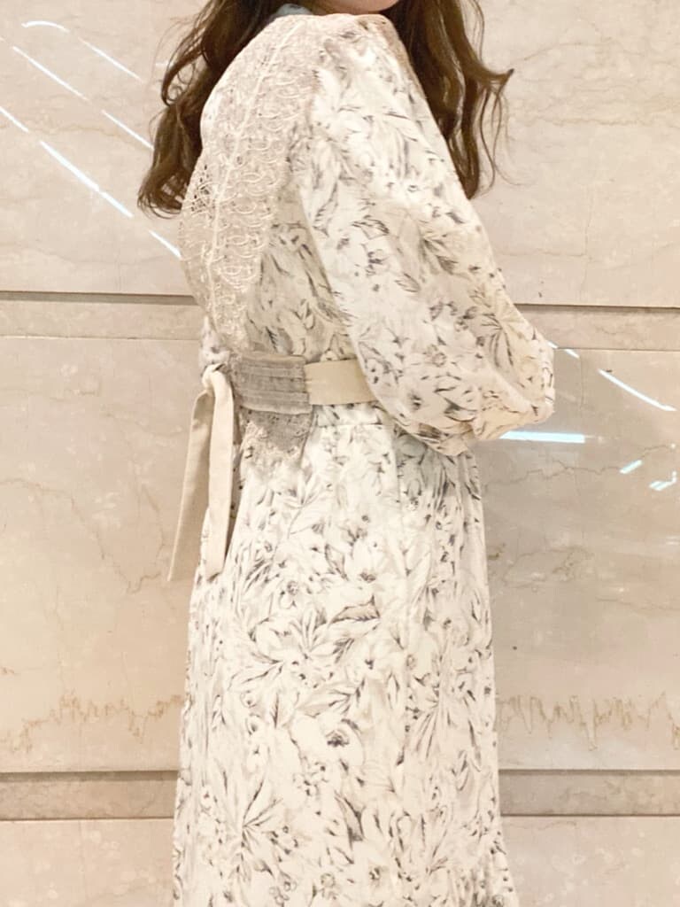 ブラウン系のその他シューズ、ホワイト系のワンピースを着用したレディースの秋コーディネートの5枚目の写真