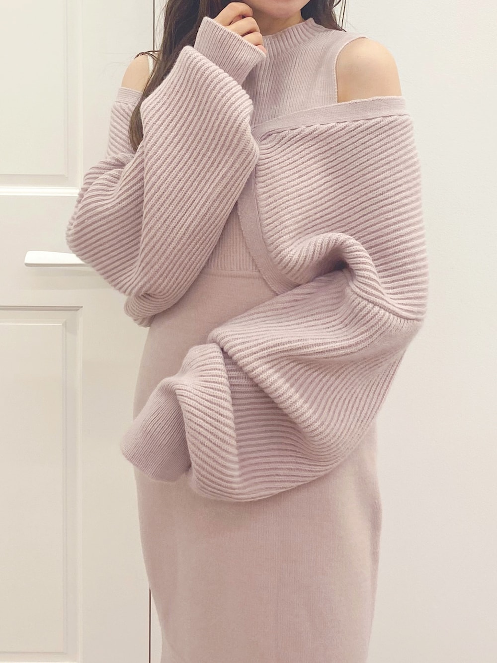 ブラック系のブーツ、ピンク系のワンピースを着用したレディースの秋コーディネートの7枚目の写真