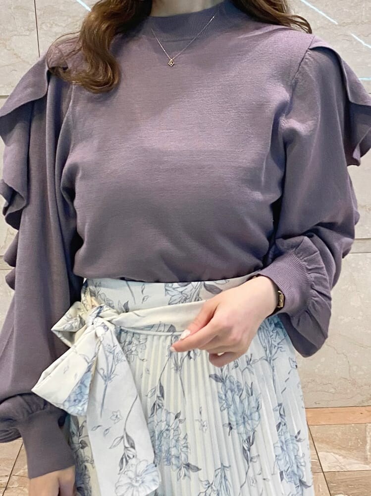 ホワイト系のスカート、パープル系のニット/セーターを着用したレディースの冬コーディネートの5枚目の写真