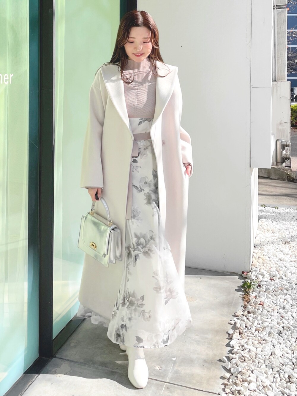 「マーキュリーデュオ(MERCURYDUO)、マーキュリーデュオ、冬コーデ、お出かけコーデ、大人かわいい、冬ファッション、淡色コーデ、着回しコーデ、コート、ロングコート、花柄ワンピース、オトナ女子、デニムコーデ」｜「MERCURYDUOのフラワードッキングロングスリーブワンピース（ワンピース、ベージュ系）」を使った、nayuuさん（レディース・150cm）の冬コーディネートの2枚目の写真
