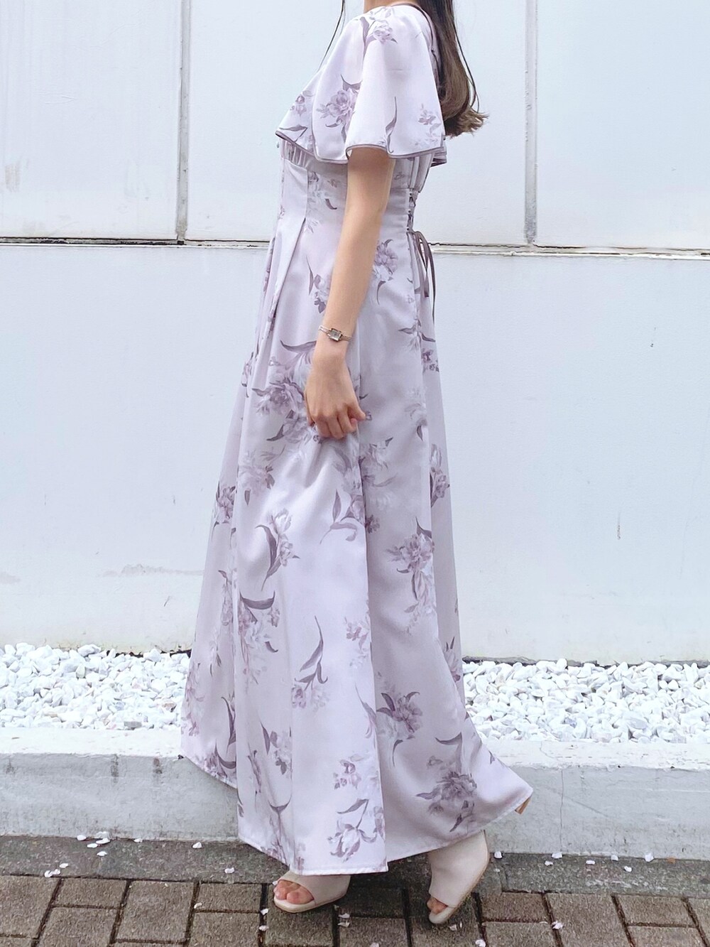 ピンク系のワンピース、ホワイト系のブーツを着用したレディースの夏コーディネートの4枚目の写真