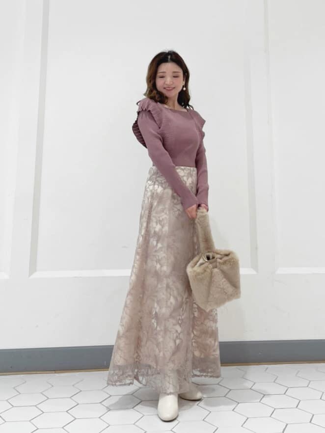 ブラウン系のニット/セーター、ベージュ系のハンドバッグ、ピンク系のスカートを着用したレディースの秋コーディネートの10枚目の写真