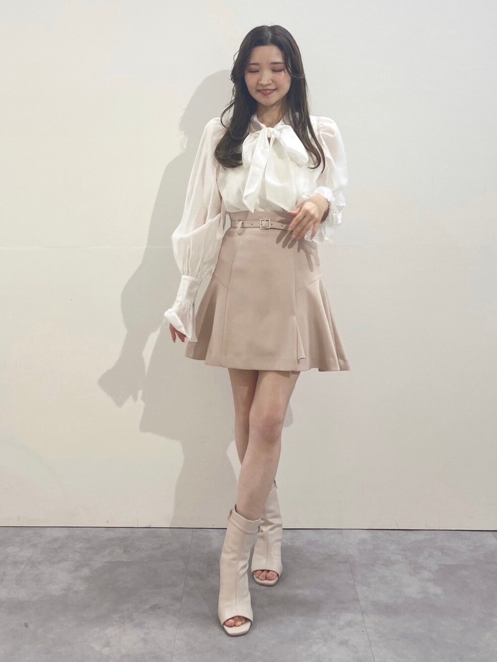 ベージュ系のその他パンツ、ホワイト系のブーツ、ホワイト系のシャツ/ブラウスを着用したレディースの冬コーディネートの2枚目の写真