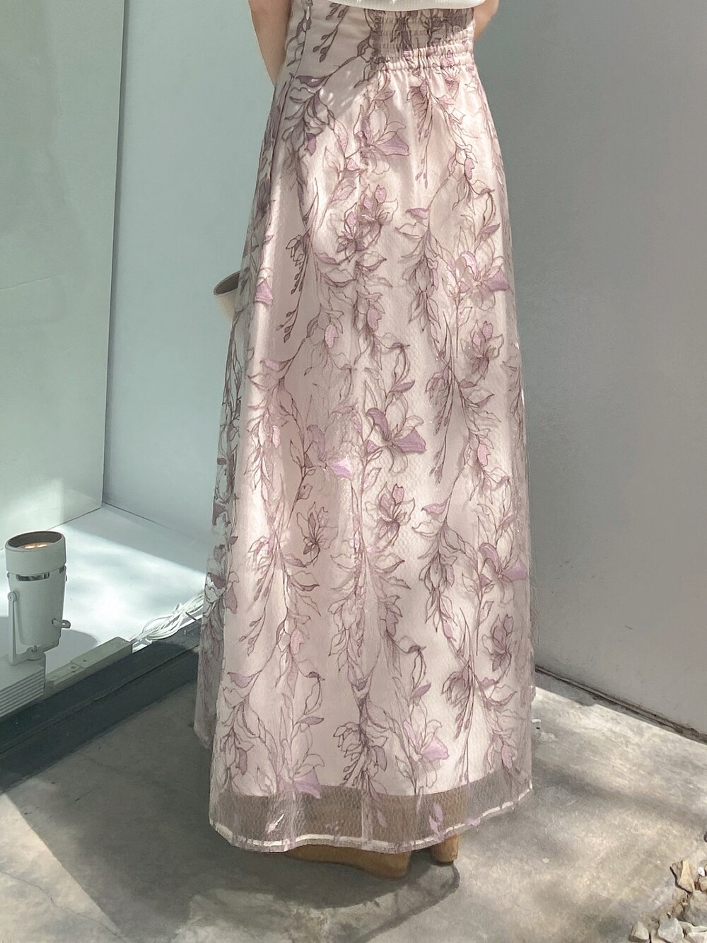 ピンク系のスカート、その他のサンダル、ホワイト系のニット/セーターを着用したレディースの夏コーディネートの4枚目の写真