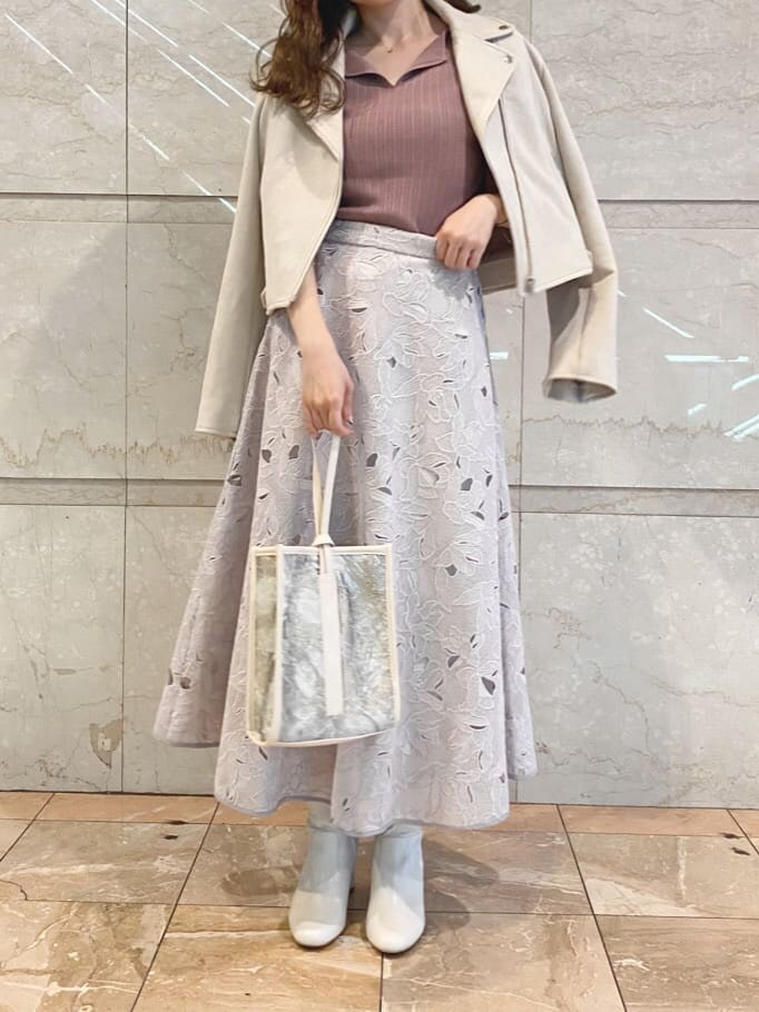 ホワイト系のテーラードジャケットを着用したレディースの夏コーディネートの2枚目の写真