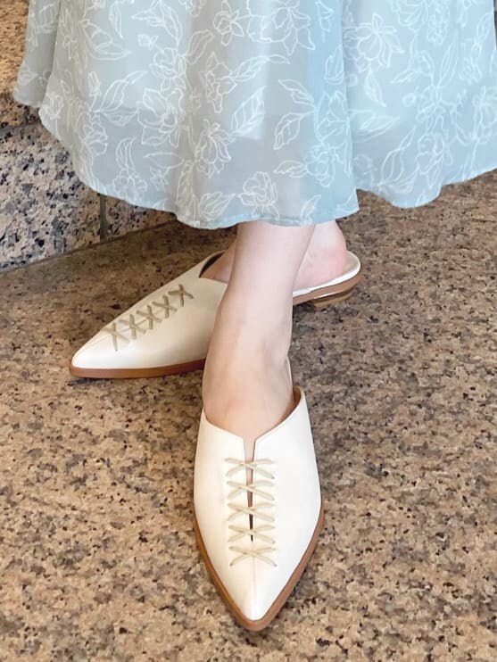 ホワイト系のサンダル、グリーン系のワンピース、ホワイト系のハンドバッグを着用したレディースの夏コーディネートの7枚目の写真