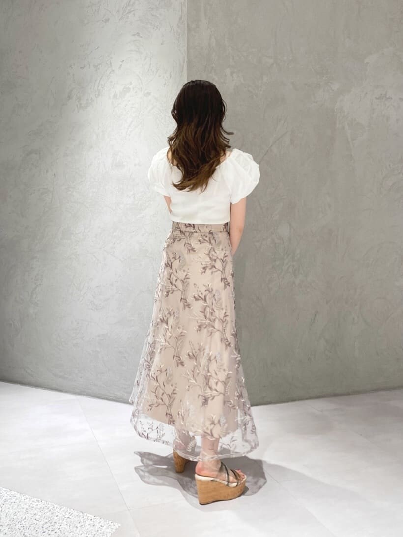 ピンク系のスカート、ホワイト系のニット/セーターを着用したレディースの春コーディネートの6枚目の写真