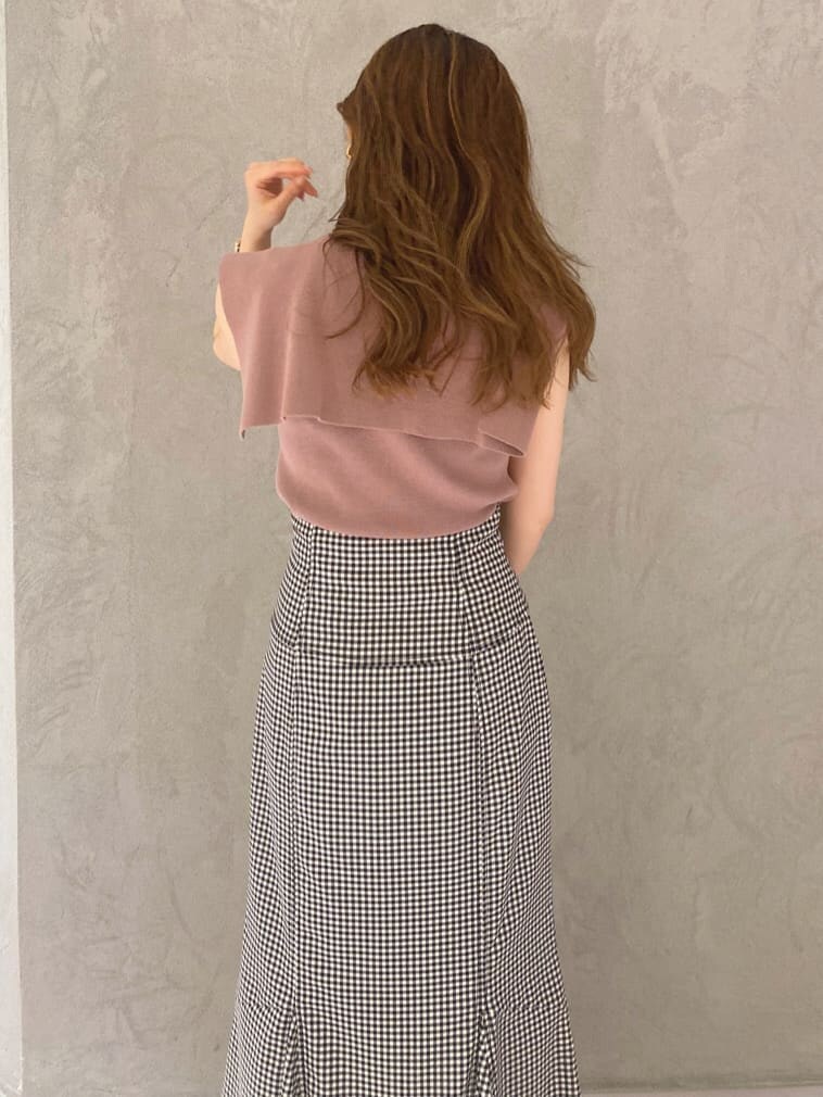 ベージュ系のサンダル、ホワイト系のショルダーバッグ、ブラウン系のニット/セーターを着用したレディースの夏コーディネートの6枚目の写真