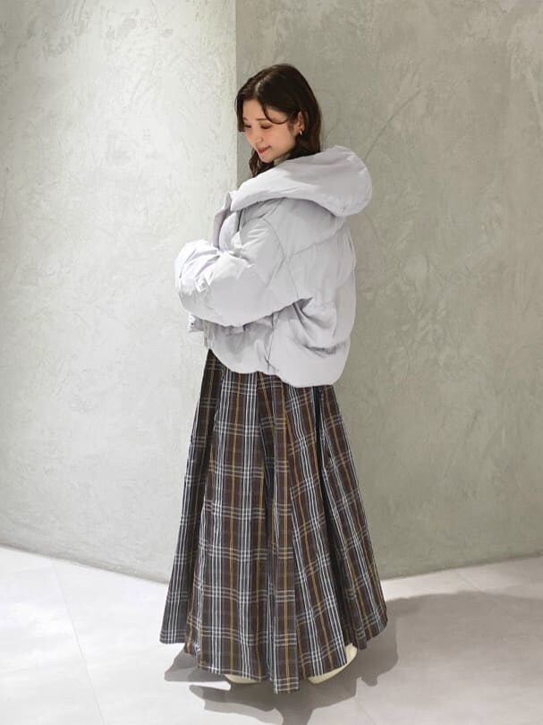 ブルー系のダウンジャケット/コート、ホワイト系のニット/セーター、ブルー系のダウンジャケット/コートを着用したレディースの秋コーディネートの4枚目の写真