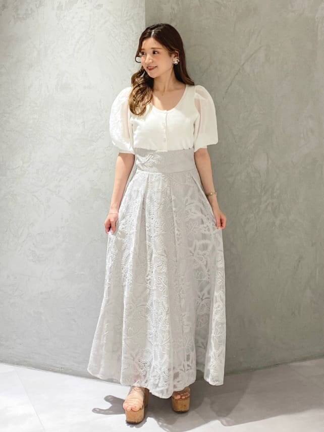 ホワイト系のスカート、ホワイト系のカーディガン/ボレロを着用したレディースの夏コーディネートの2枚目の写真