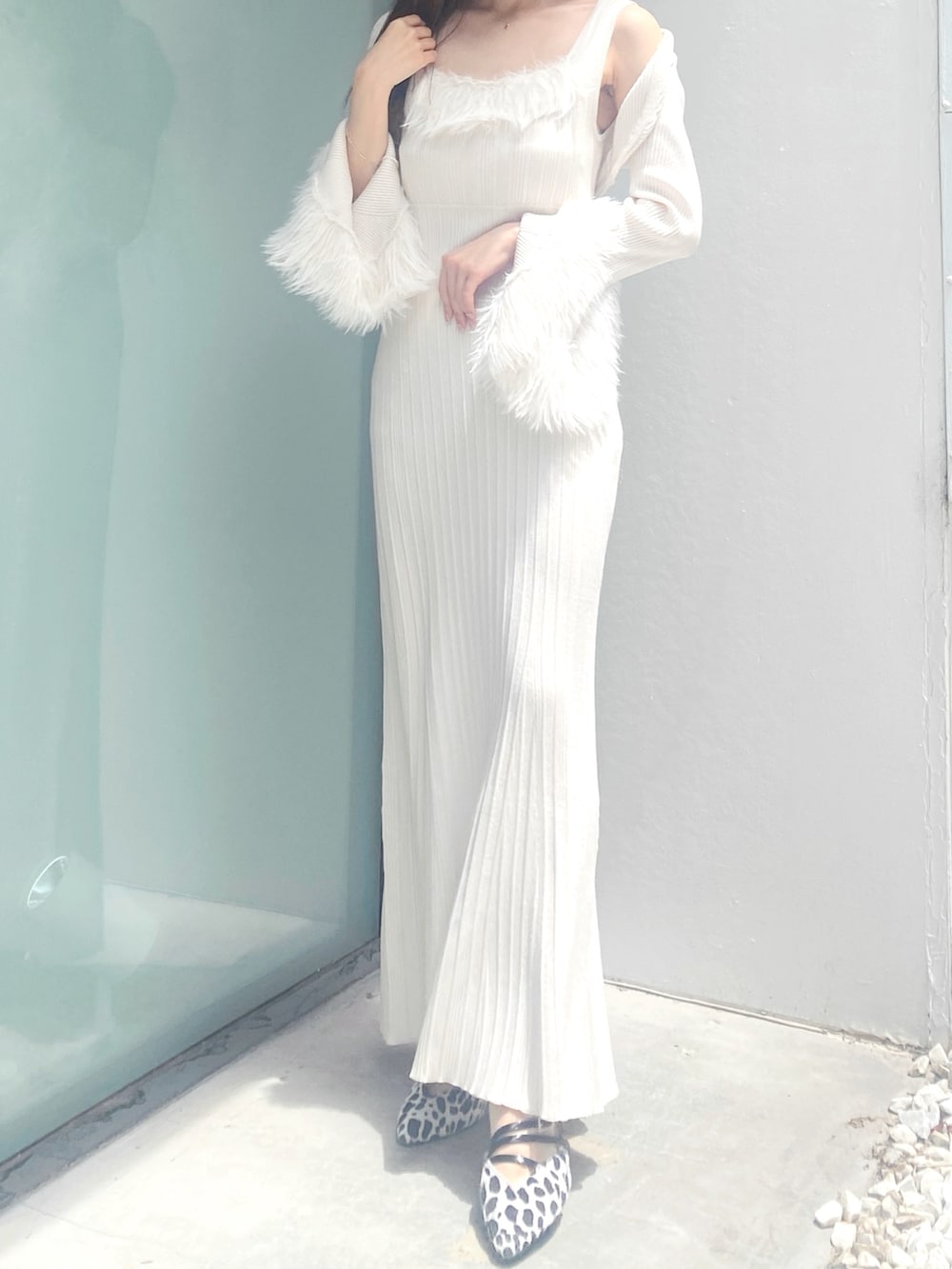 その他のパンプス、ホワイト系のワンピースを着用したレディースの秋コーディネートの6枚目の写真