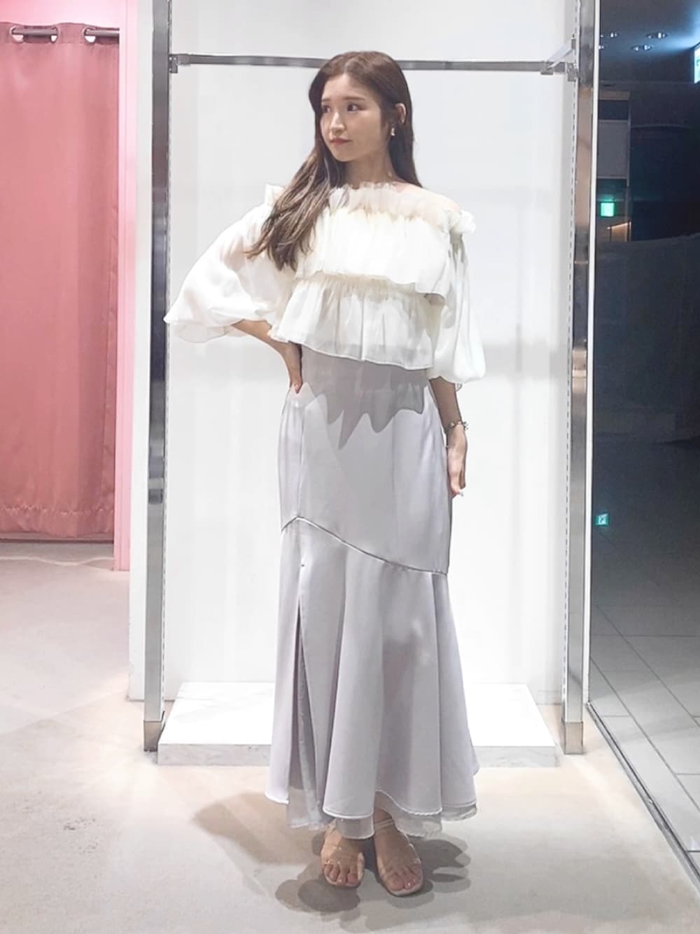 その他のサンダル、グレー系のスカート、ホワイト系のシャツ/ブラウスを着用したレディースの夏コーディネートの2枚目の写真