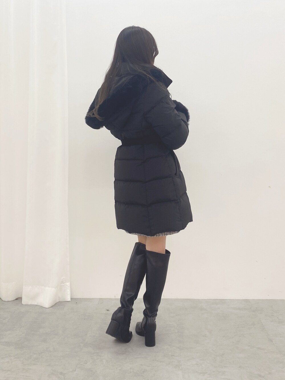 ブラック系のブーツ、ブラック系のダウンジャケット/コートを着用したレディースの秋コーディネートの6枚目の写真