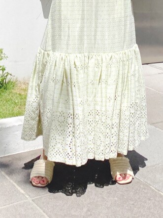 グリーン系のシャツ/ブラウス、ホワイト系のサンダル、グリーン系のスカートを着用したレディースの春コーディネートの6枚目の写真