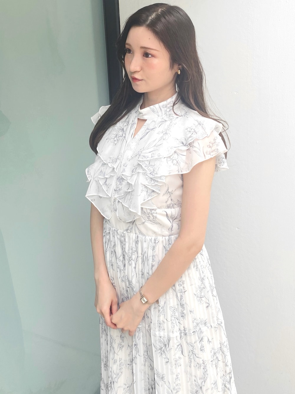 その他のサンダル、ホワイト系のワンピースを着用したレディースの夏コーディネートの4枚目の写真