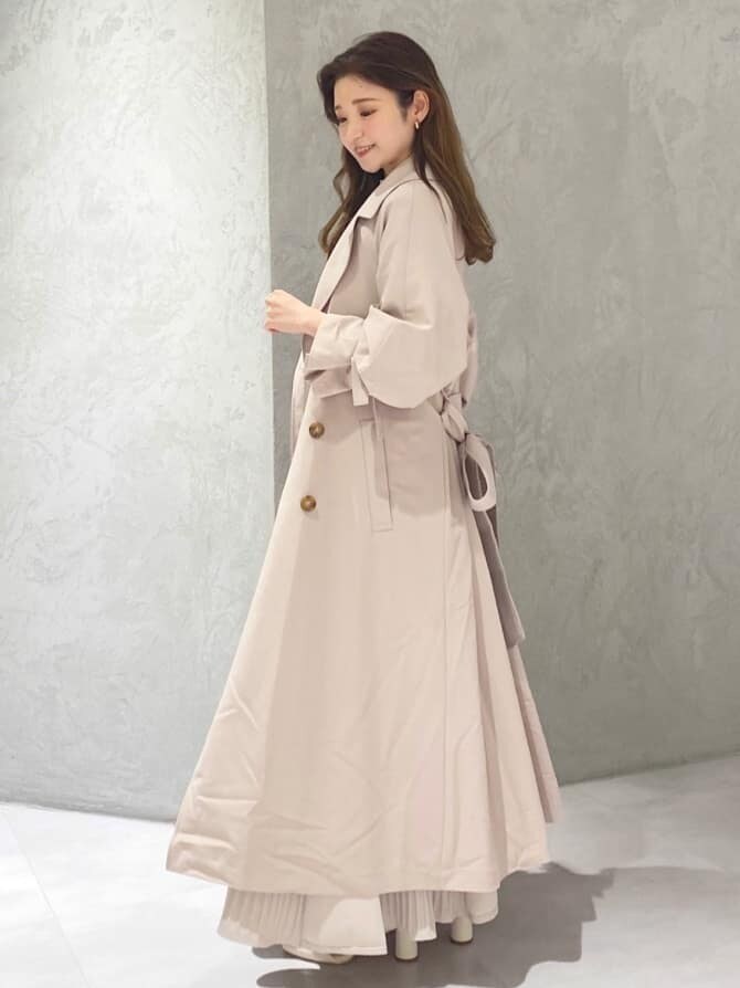 ピンク系のトレンチコートを着用したレディースの冬コーディネートの8枚目の写真