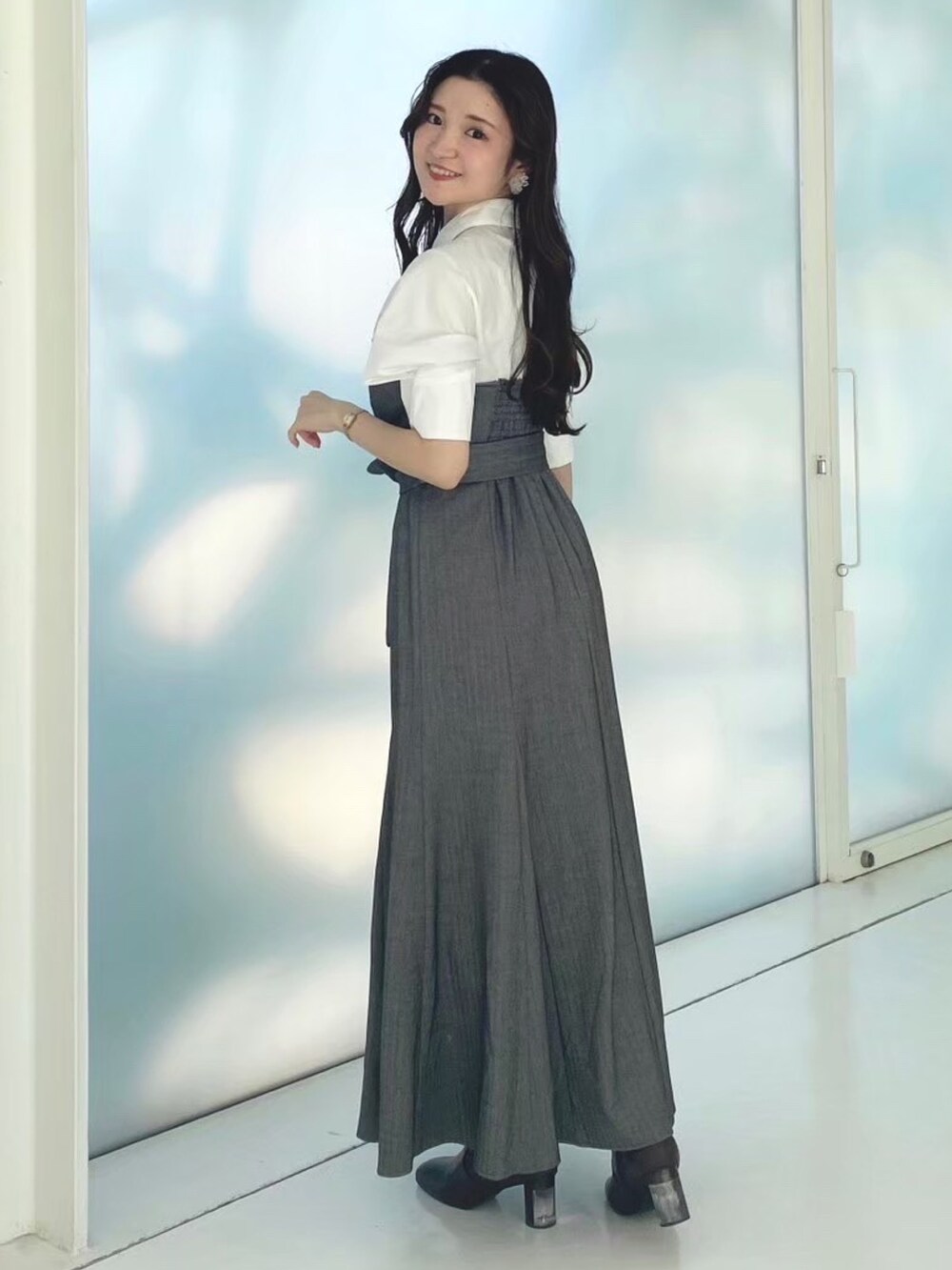 ホワイト系のハンドバッグ、その他のワンピース、ブラウン系のブーツを着用したレディースの秋コーディネートの7枚目の写真