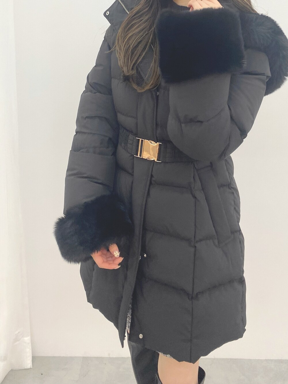 ブラック系のブーツ、ブラック系のダウンジャケット/コートを着用したレディースの秋コーディネートの4枚目の写真