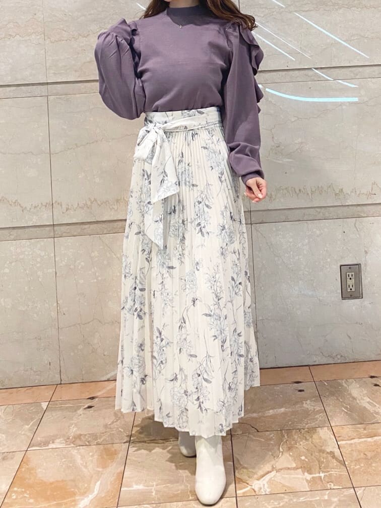 ホワイト系のスカート、パープル系のニット/セーターを着用したレディースの冬コーディネートの3枚目の写真