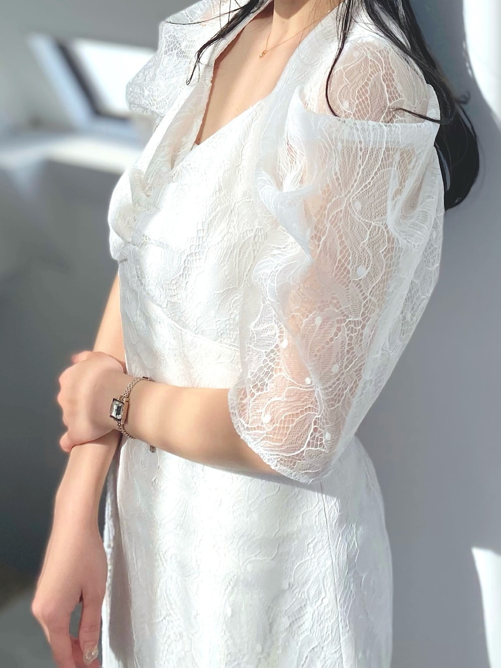 ホワイト系のスカート、パープル系のシャツ/ブラウス、ホワイト系のサンダルを着用したレディースの冬コーディネートの3枚目の写真