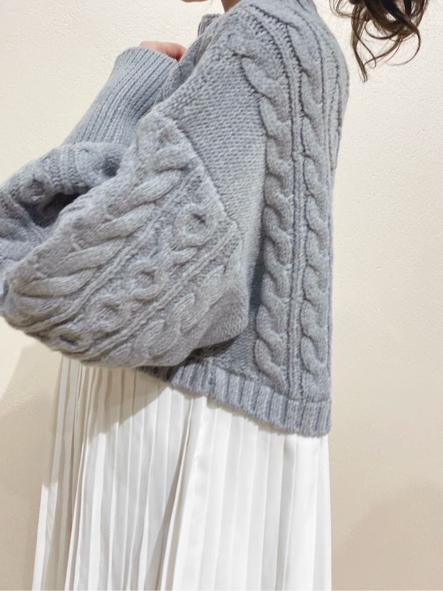 グレー系のワンピースを着用したレディースの冬コーディネートの4枚目の写真