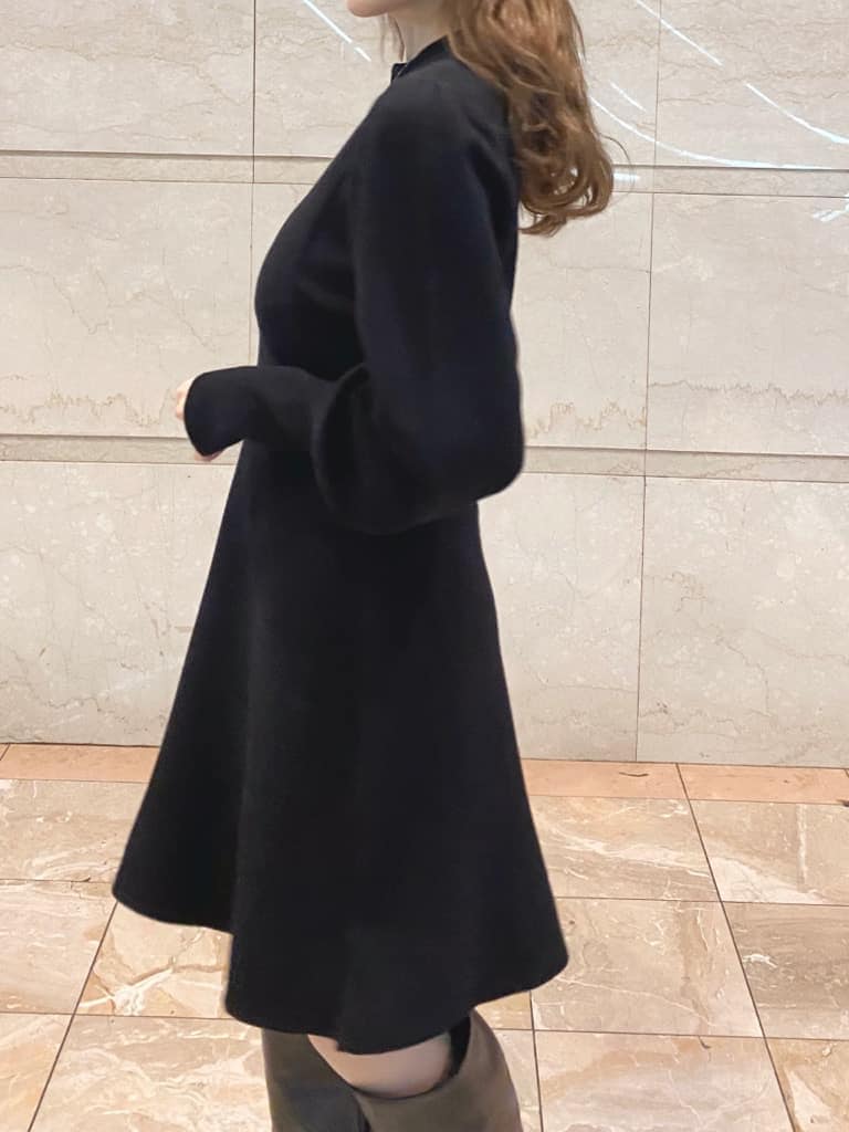 ブラック系のワンピース、ブラック系のブーツを着用したレディースの冬コーディネートの4枚目の写真