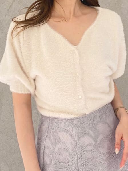 ホワイト系のカーディガン/ボレロ、ホワイト系のブーツ、グレー系のスカートを着用したレディースの夏コーディネートの7枚目の写真