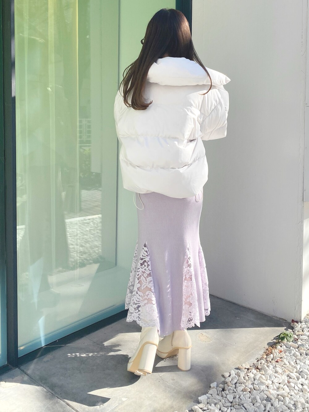 ピンク系のワンピース、ホワイト系のショルダーバッグ、ホワイト系のブーツを着用したレディースの冬コーディネートの6枚目の写真