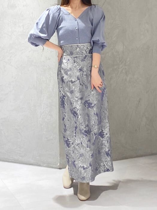 ブルー系のスカート、ブルー系のカーディガン/ボレロを着用したレディースの冬コーディネートの7枚目の写真