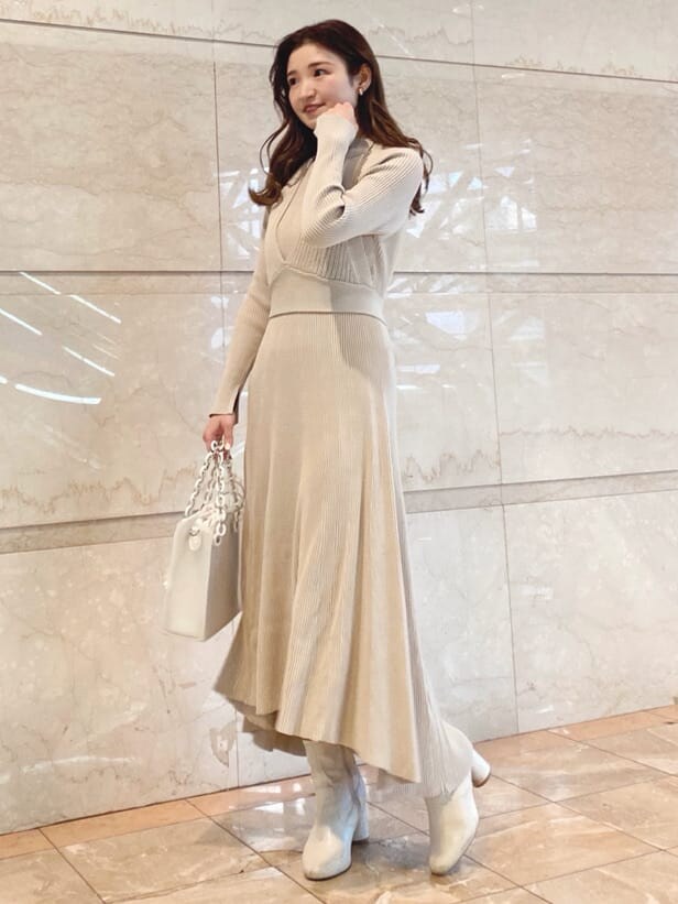 ベージュ系のワンピース、ホワイト系のハンドバッグを着用したレディースの冬コーディネートの9枚目の写真