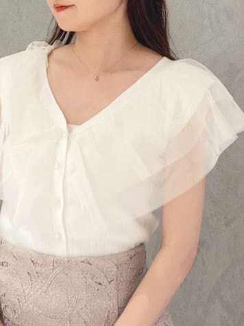 ピンク系のスカート、ベージュ系のサンダル、ホワイト系のカーディガン/ボレロを着用したレディースの夏コーディネートの5枚目の写真