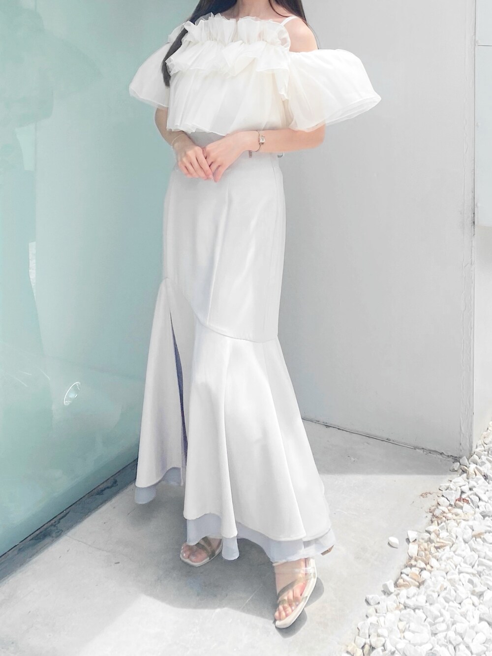 ホワイト系のサンダル、グレー系のスカート、ホワイト系のシャツ/ブラウスを着用したレディースの夏コーディネートの6枚目の写真