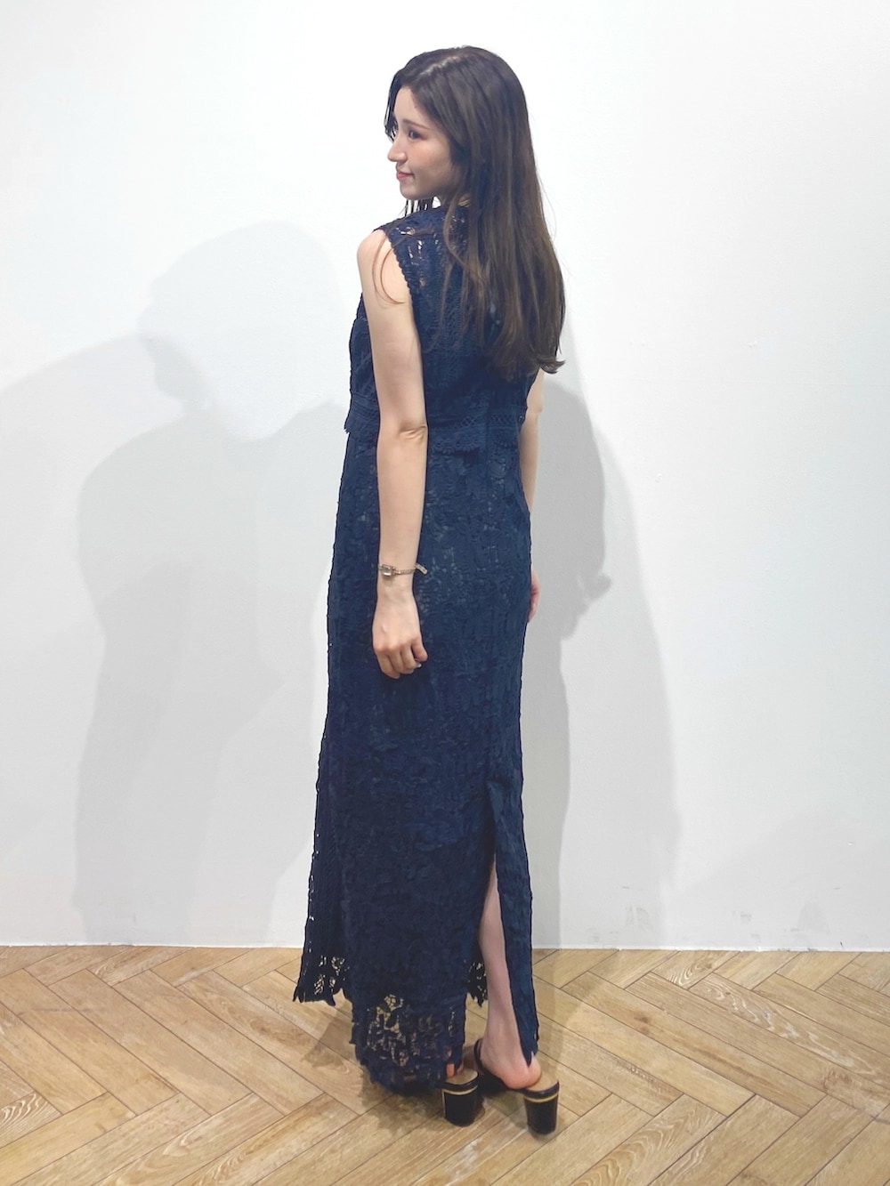 ブラック系のサンダル、ブルー系のドレスを着用したレディースの夏コーディネートの5枚目の写真