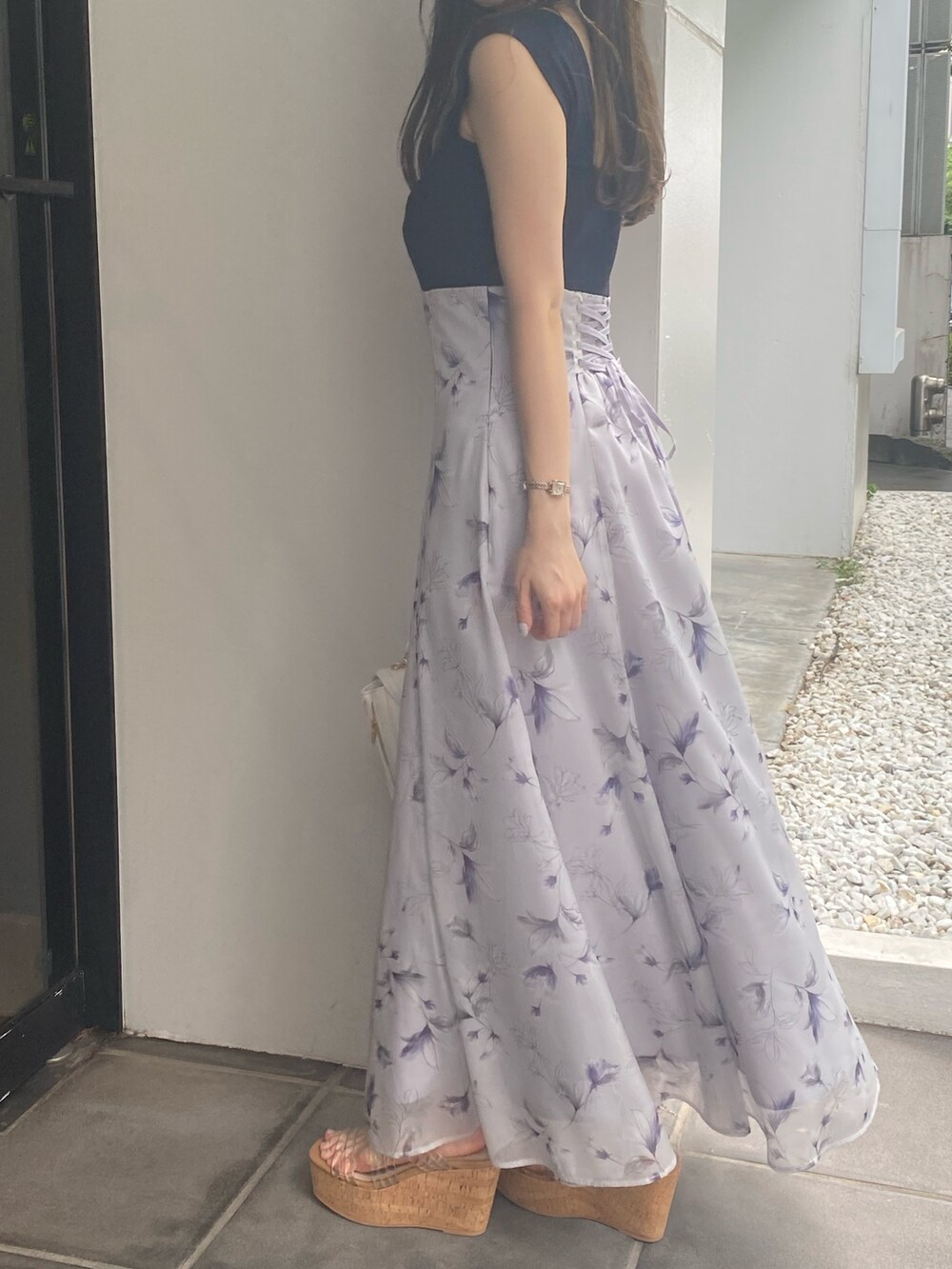 ブルー系のワンピース、その他のサンダル、ホワイト系のショルダーバッグを着用したレディースの夏コーディネートの5枚目の写真