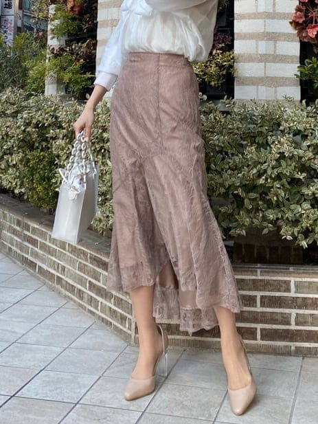 ホワイト系のシャツ/ブラウス、ブラウン系のスカートを着用したレディースの冬コーディネートの8枚目の写真