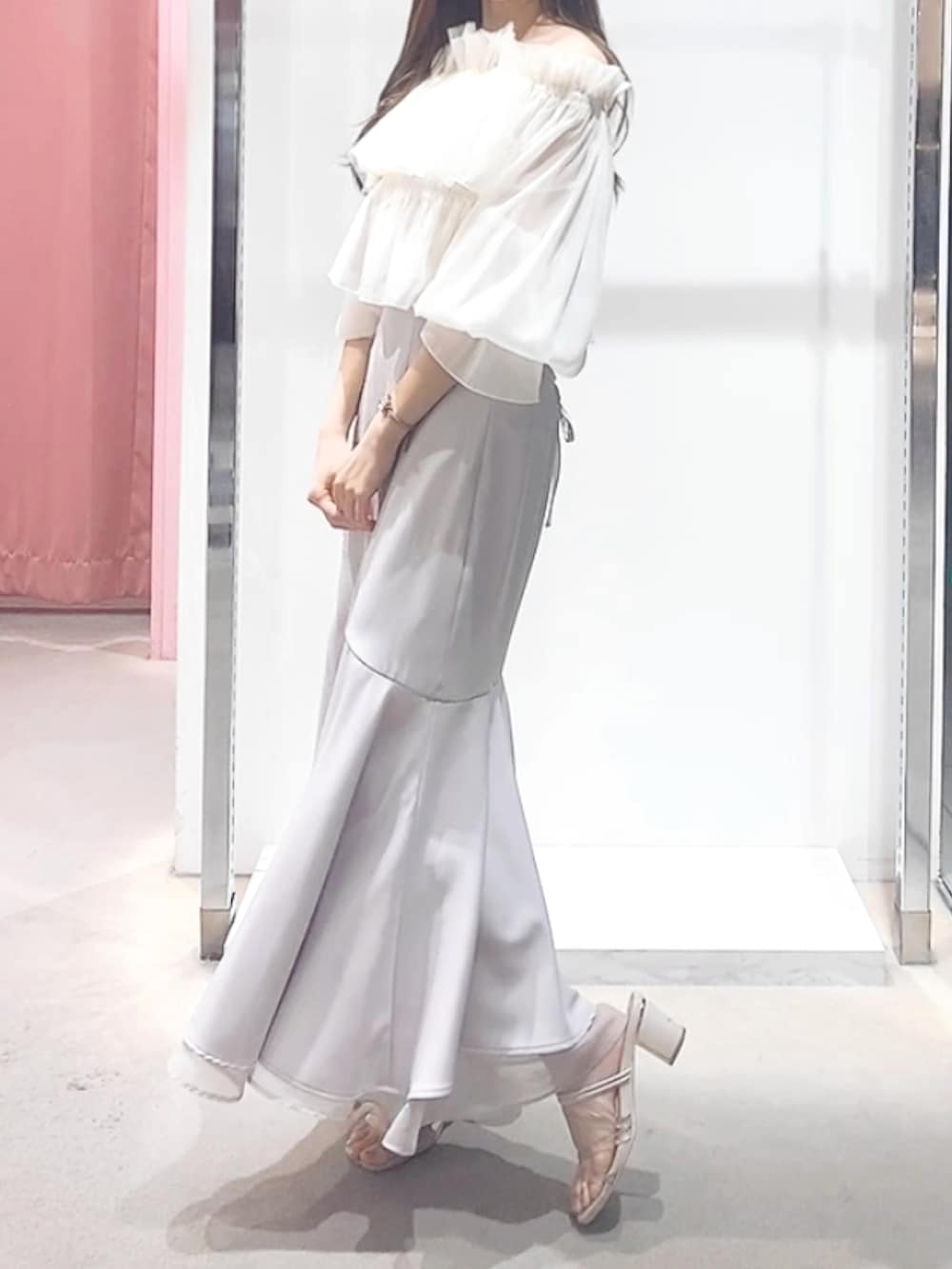 その他のサンダル、グレー系のスカート、ホワイト系のシャツ/ブラウスを着用したレディースの夏コーディネートの3枚目の写真