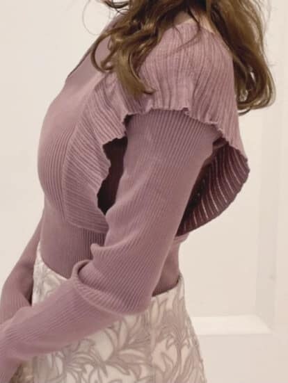 ブラウン系のニット/セーター、ベージュ系のハンドバッグ、ピンク系のスカートを着用したレディースの秋コーディネートの5枚目の写真