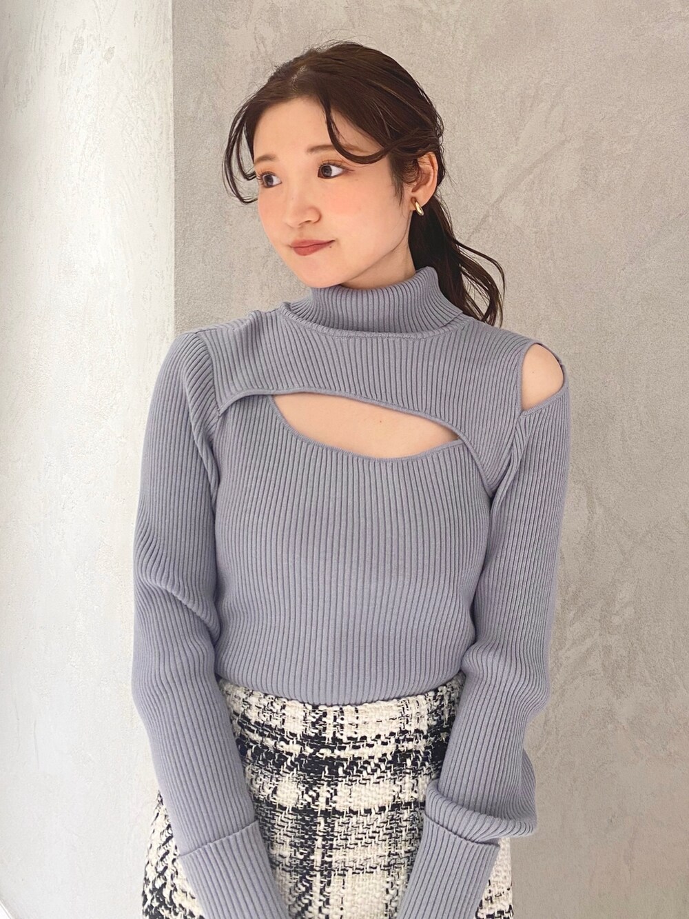 ホワイト系のブーツ、ホワイト系のスカート、ブルー系のニット/セーターを着用したレディースの冬コーディネートの6枚目の写真