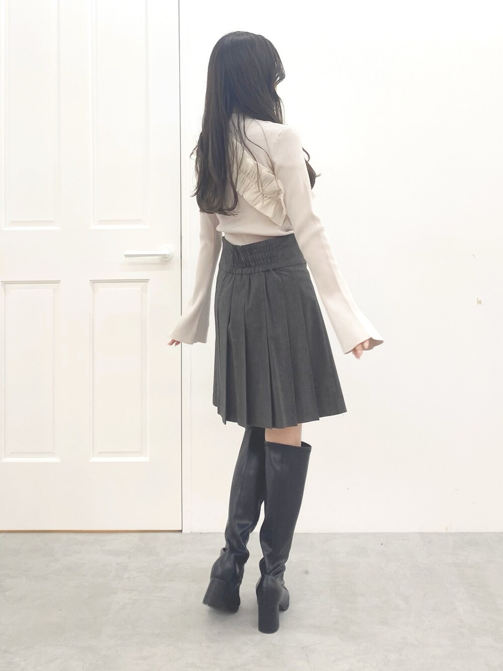 ブラック系のブーツ、ブラウン系のその他パンツ、ホワイト系のニット/セーターを着用したレディースの秋コーディネートの8枚目の写真