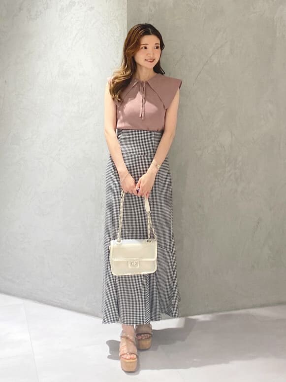 ベージュ系のサンダル、ホワイト系のショルダーバッグ、ブラウン系のニット/セーターを着用したレディースの夏コーディネートの3枚目の写真