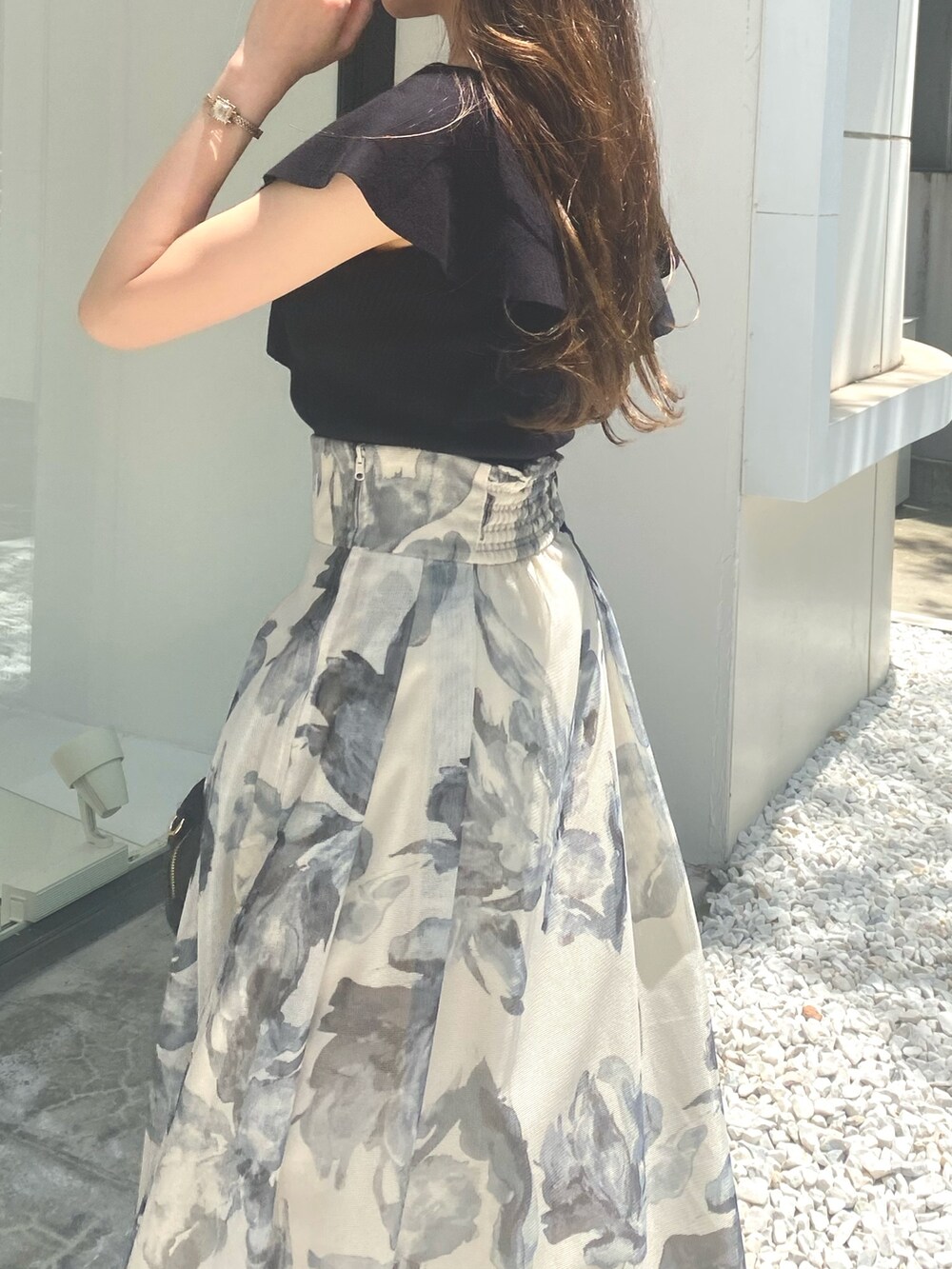 その他のサンダル、ブラック系のニット/セーター、ブラック系のボストンバッグを着用したレディースの夏コーディネートの5枚目の写真