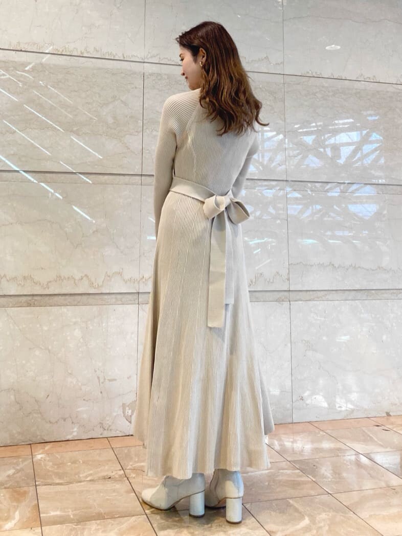 ベージュ系のワンピース、ホワイト系のハンドバッグを着用したレディースの冬コーディネートの8枚目の写真