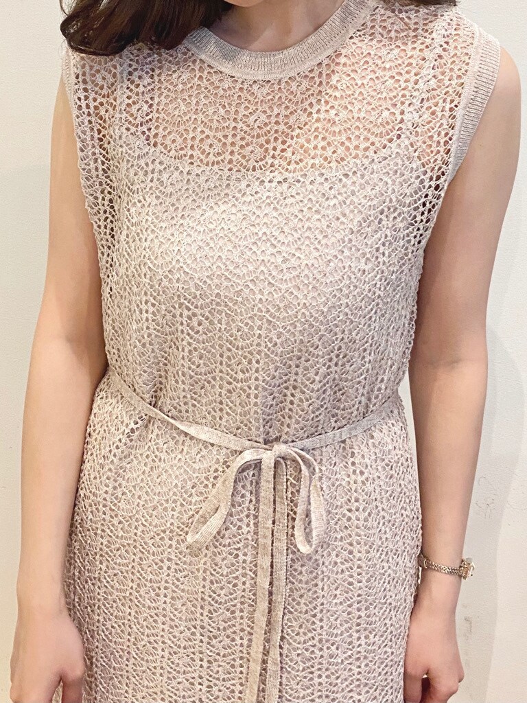 ベージュ系のワンピース、ベージュ系のサンダルを着用したレディースの春コーディネートの3枚目の写真