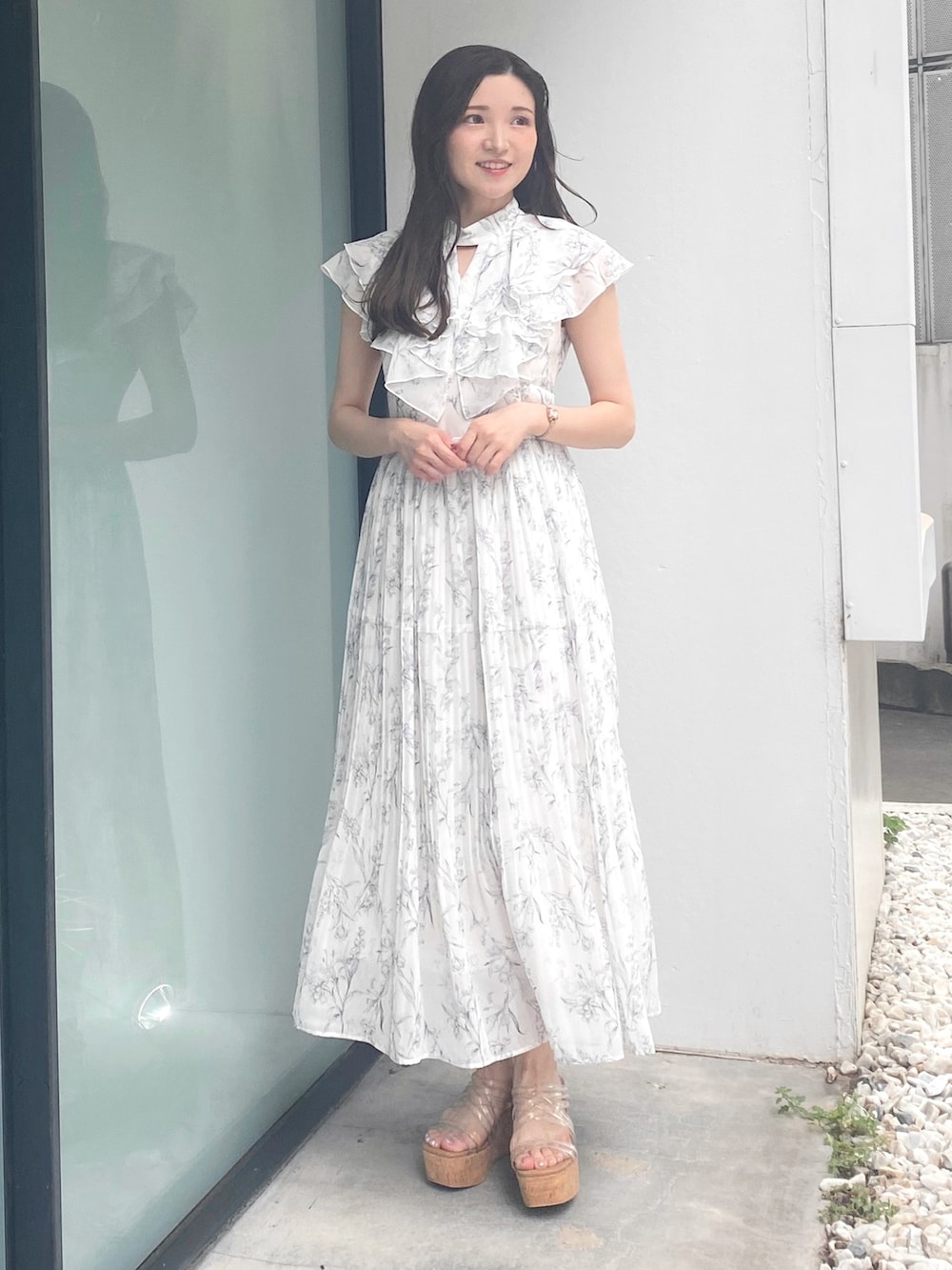 その他のサンダル、ホワイト系のワンピースを着用したレディースの夏コーディネートの2枚目の写真