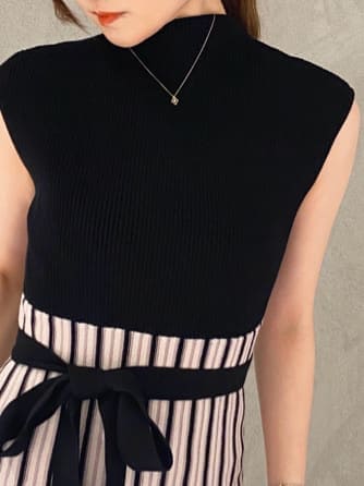 その他のサンダル、ブラック系のワンピース、ブラック系のカーディガン/ボレロを着用したレディースの夏コーディネートの7枚目の写真